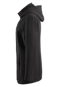 Veste softshell noire avec capuche, arborant une texture lisse, des coutures courbées et une poche latérale à boutons. Conçue pour le confort et la liberté de mouvement.