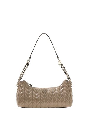 Sac à bandoulière en cuir matelassé beige avec motif chevron, bandoulière chaîne dorée, fermeture éclair, et logo triangulaire GUESS au centre devant.