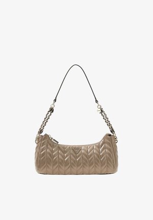 Sac à bandoulière en cuir matelassé beige avec motif chevron, bandoulière chaîne dorée, fermeture éclair, et logo triangulaire GUESS au centre devant.