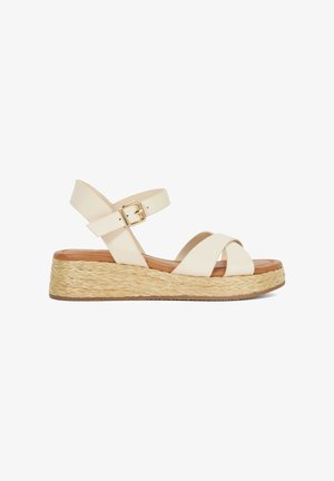 Weiße Fälschung von Leder Wedge-Sandale mit gekreuzten Riemen, Knöchelriemen mit Schnalle und gewebtem Jute-Mittelsohle. Glattes Fußbett in einem hellbraunen Farbton.