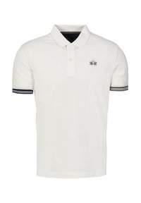 Bílá polokošile s texturovanou tkaninou, tříknoflíkovým límečkem a malým vyšitým logem na hrudi. Proužkované detaily na rukávech.