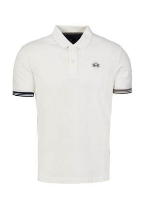 Polo bianca con tessuto strutturato, abbottonatura a tre bottoni e piccolo logo ricamato sul petto. Accenti a righe sulle maniche.