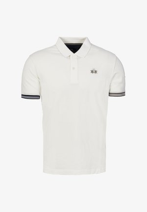 Polo bianca con tessuto strutturato, abbottonatura a tre bottoni e piccolo logo ricamato sul petto. Accenti a righe sulle maniche.