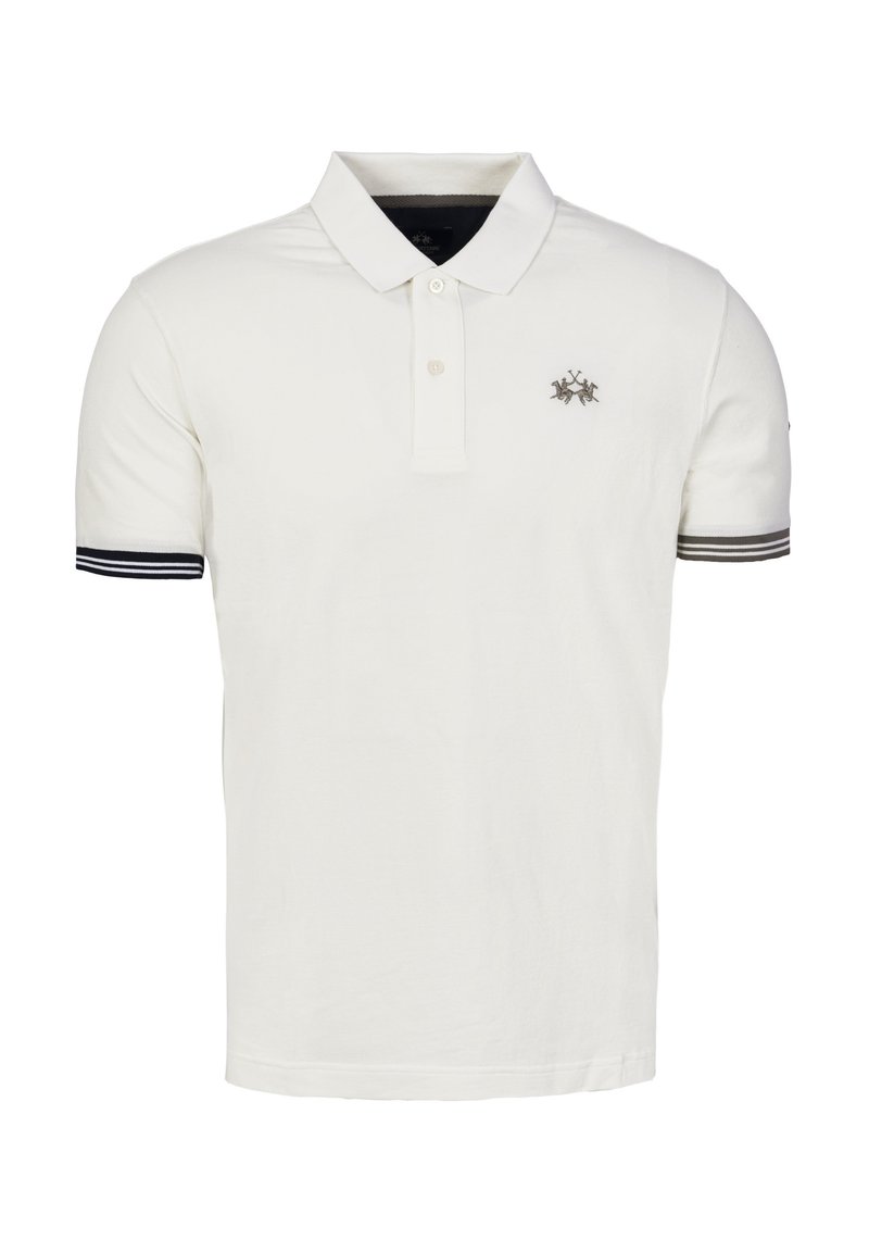 Bílá polokošile s texturovanou tkaninou, tříknoflíkovým límečkem a malým vyšitým logem na hrudi. Proužkované detaily na rukávech.