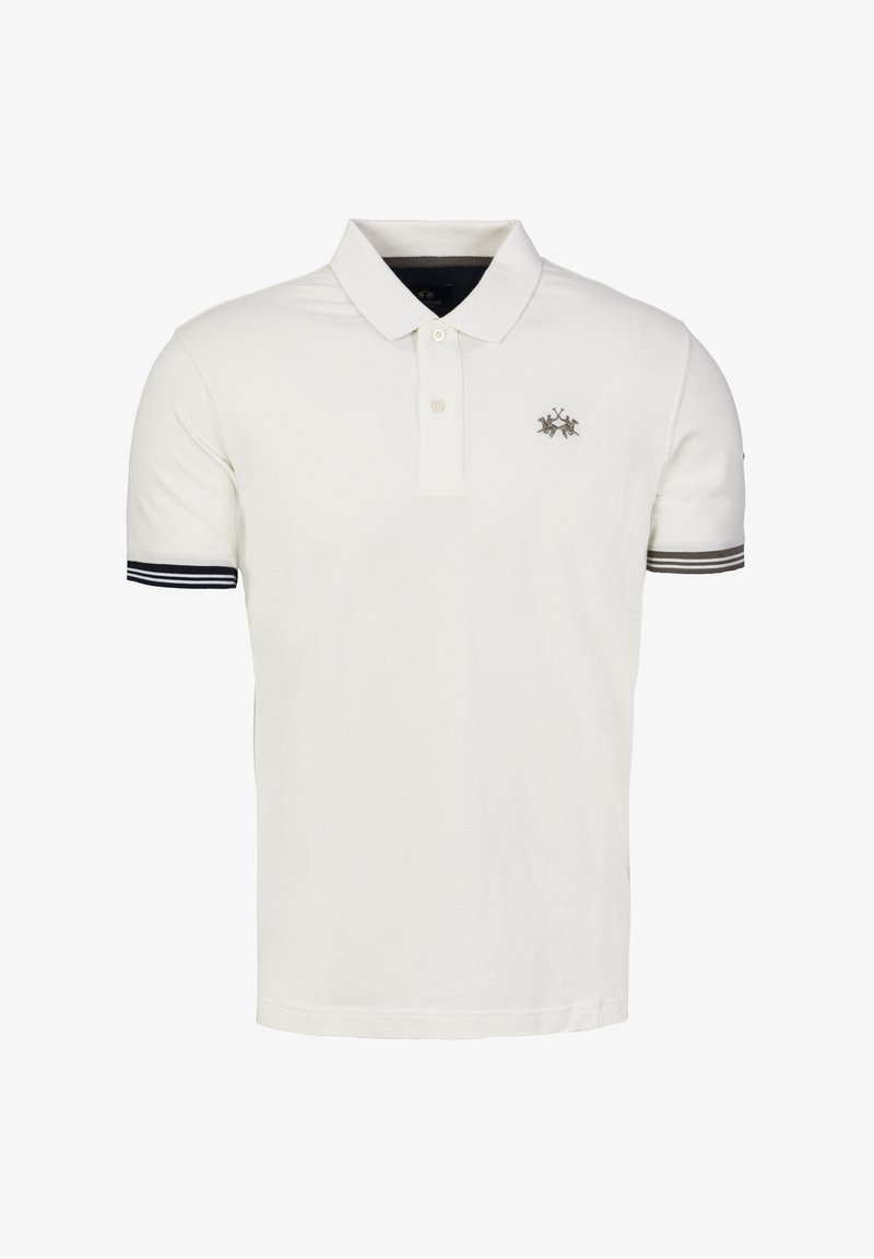 Bílá polokošile s texturovanou tkaninou, tříknoflíkovým límečkem a malým vyšitým logem na hrudi. Proužkované detaily na rukávech.