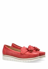 Mocasines de cuero rojo con diseño perforado, con un acento de borlas y una suela blanca estriada para mayor agarre y comodidad.