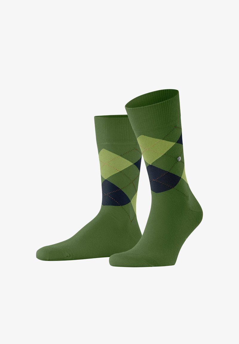 Groene katoenmix sokken met een geometrisch ruitpatroon in donker groen, licht groen en marineblauw, met contrasterende rode stikaccenten.