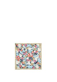 Bufanda floral multicolor con un fondo azul claro y un borde crema. Presenta pequeñas flores en rosa, rojo y azul marino con acentos verdes.