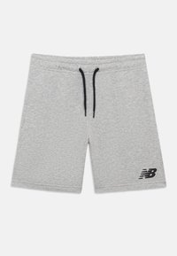 Grijze sportshorts gemaakt van zachte stof, met een zwarte trekkoord, zijzakken en een zwart "New Balance" logo aan de linkeronderkant.