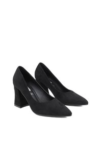 Décolleté neri in suede con punta affilata e tacco a blocco. Texture liscia e stile minimalista senza motivi o dettagli visibili.