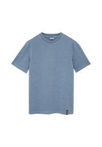 Helles blaues Baumwoll-T-Shirt mit kurzen Ärmeln, rundem Halsausschnitt und einem kleinen schwarzen Etikett an der unteren Seite. Glatte Textur, lässige Passform.