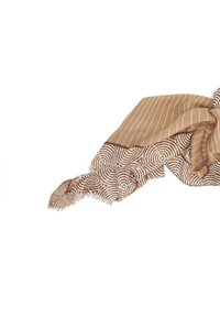 Sciarpa color marrone chiaro con motivi a spirale bianchi e sottili strisce. I bordi frangiati aggiungono texture; il materiale sembra morbido e fluido.