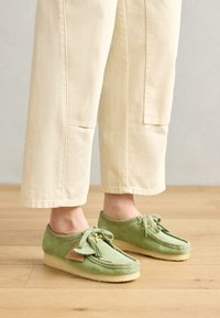 WALLABEE - Chaussures à lacets - apple