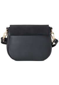 Borsa a spalla in pelle nera con pattina ripiegabile, hardware tono oro e superficie liscia; presenta una tracolla removibile e una forma arrotondata.