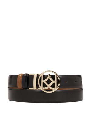 Cintura in pelle nera con una fibbia circolare dorata che presenta un design con logo. Accentuata da una sezione in pelle marrone vicino alla fibbia.
