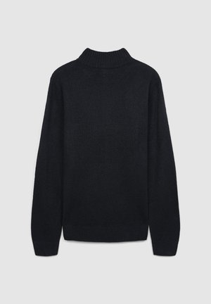 Maglione nero con un collo alto a costine, maniche lunghe e un design a maglia testurizzata. Anche il fondo e i polsini delle maniche sono a costine.