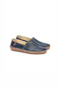 Los zapatos de cuero azul marino tipo slip-on presentan un detalle de costura a lo largo de la suela, una plantilla de color marrón claro y una textura suave con una forma de punta ovalada.