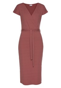 Robe portefeuille rose en tissu côtelé, avec un décolleté en V, des manches courtes et une ceinture à la taille. Modèle mi-long.