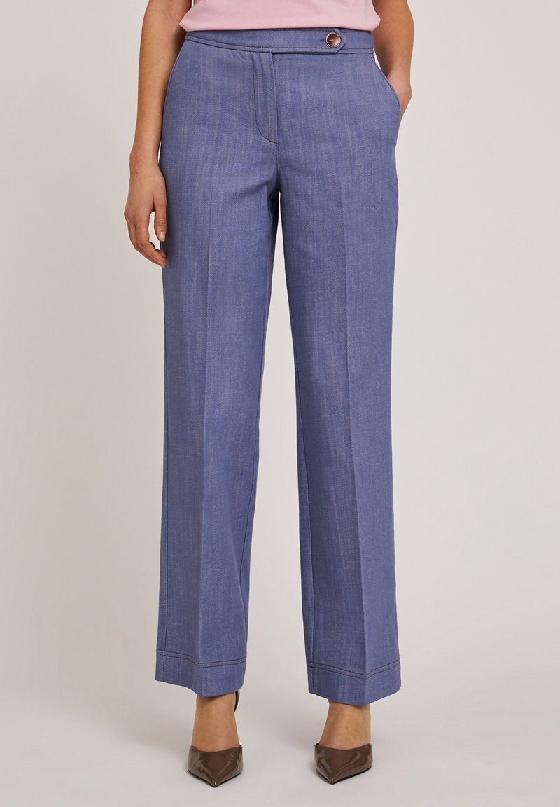 Lichtblauwe linnen broek met een rechte pijp, voorzakken en een knoopdetail bij de taille. Heeft contrasterende stiksels aan de zoom.