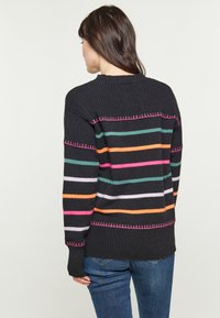 Pulover negru din tricot, cu dungi orizontale în roz, verde, portocaliu și alb, având cusături contraste roz pe cusături.