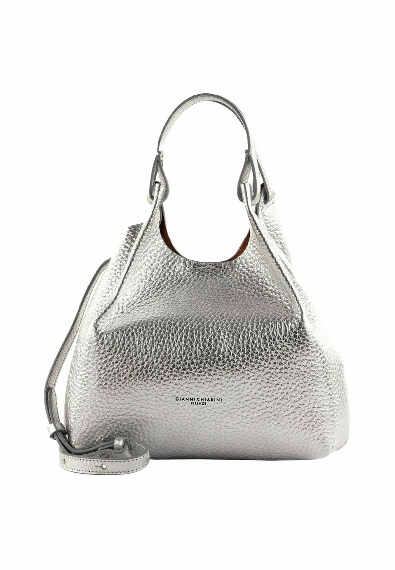Borsa a mano in pelle argentata con texture a grana fine, dotata di manici doppi e tracolla staccabile. Dettaglio del logo ben visibile sul davanti.