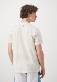 ASICS COURT CORE GRAPHIC TEE - T-shirts print - cream