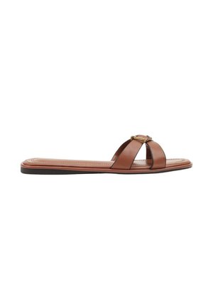 Sandales en cuir marron avec un design à lanières croisées, présentant un accent en métal doré sur la lanière centrale et une semelle plate texturée.