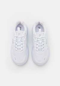 Paire de baskets blanches de sport avec empeigne en mesh et cuir, fermeture à lacets et semelle rembourrée, présentées côte à côte sur fond blanc.