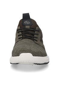 Frontview af en olivengrøn åndbar strik-sneaker med sorte snørebånd, polstret krave, logo på tungen og hvid tekstureret sål.