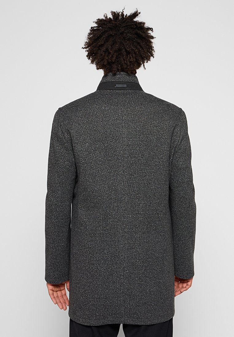 Wollmischungsjacke in Dunkelgrau mit einem strukturierten Muster, taillierter Form und hohem Kragen. Verfügt über einen Knopfverschluss und zwei Seitentaschen.