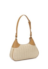 Vándor táska szőtt bézs testtel és világosbarna bőr részletekkel. Jellemzője a ívelt forma és az egyetlen állítható vállpánt.