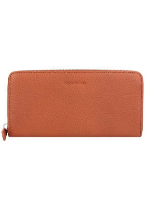 Tasche aus braunem Leder mit strukturiertem Finish, Reißverschluss und geprägt Logo. Kompakte, rechteckige Form mit glattem Rand.
