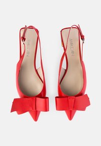 Rote Leder-Slingback-Absätze mit spitzem Zehenbereich, versehen mit einem großen Schleifenakzent an der Vorderseite und einer gepolsterten beigen Innensohle.