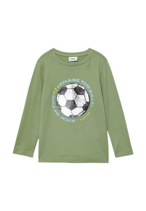 Zielona koszula z długim rękawem z czarno-białą piłką nożną i niebieskim napisem „Chase the Ball Kick of Fun!” na przodzie.