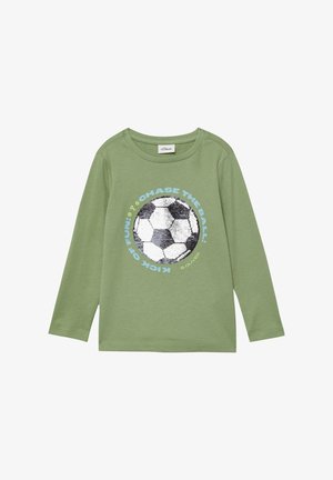 Groen lang mouw shirt met een zwart-witte voetbal en blauwe tekst "Chase the Ball Kick of Fun!" op de voorkant.
