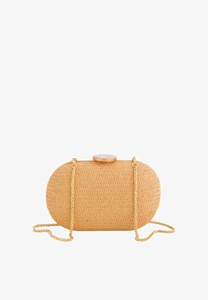 Pochette tannée tissée de forme ovale avec bandoulière chaîne dorée et fermoir rond beige sur le dessus, sur fond blanc.