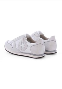 Weiße Sneakers aus Leder und Wildleder mit Stern-Design, runder Zehenform, Schnürverschluss, gepolstertem Innenfutter und kontrastierender schwarzer Sohle.