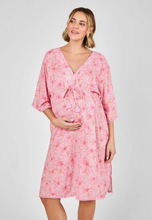 Rosa blumiges Maternity-Kleid mit V-Ausschnitt, kurzen Ärmeln und gebundenem Taillenelement. Es hat einen lockeren Schnitt und zarte Spitzenverzierungen am Saum.