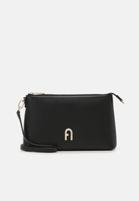 Clutch a polso rettangolare nero con zip dorata, tracolla staccabile ed emblema dorato "A" sul fronte, su uno sfondo bianco.