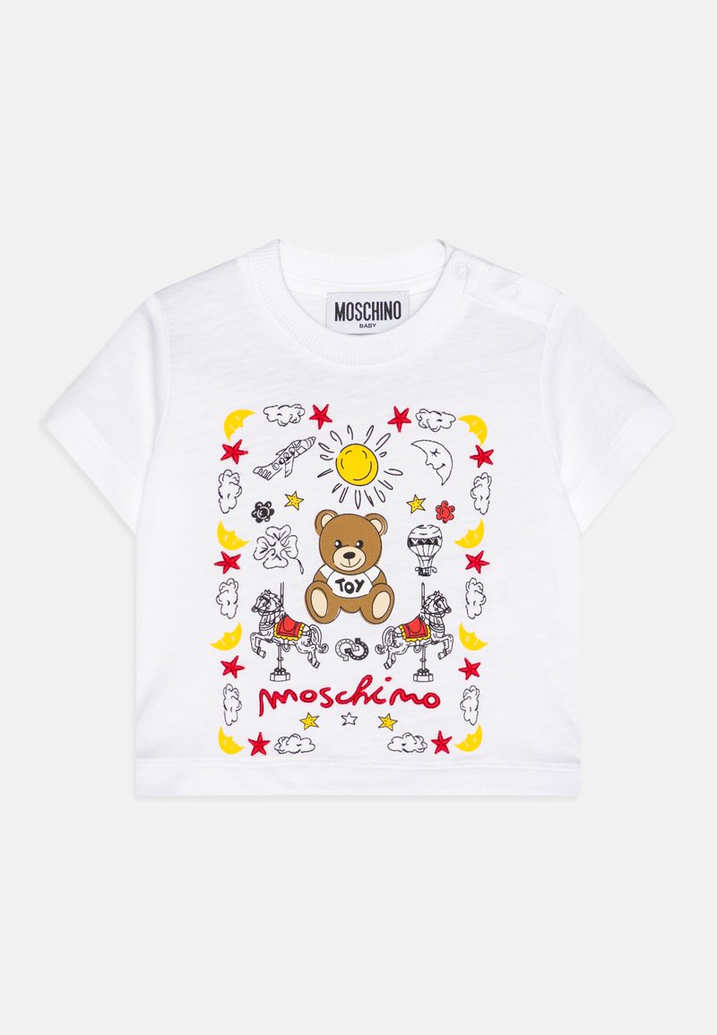 Camiseta blanca de algodón con gráficos coloridos de dibujos animados que representan un oso, estrellas, un sol y caballos de carrusel, con cuello redondo y mangas cortas.