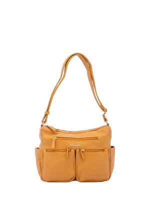 Borsa a tracolla in pelle color cuoio con tracolla regolabile, tre tasche frontali con zip e tasche laterali aperte, con piccolo logo metallico.