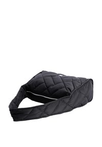 Bolso de hombro de tela acolchada negra con un gran compartimento principal y una cremallera visible sobre un fondo blanco.