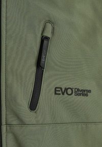 Oliwkowa kurtka z zamkiem błyskawicznym, gładka faktura materiału oraz czarny logo "EVO Diverse Series".