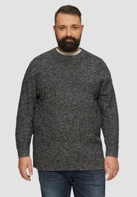 Donkergrijze gebreide trui met een textuurpatroon, ronde halslijn en lange mouwen. Voorzien van geribde boorden en zoom voor een comfortabele pasvorm.