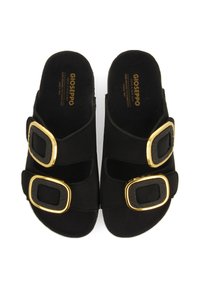 Sandalias negras con dos correas anchas que presentan hebillas doradas. El material superior es texturizado, con una plantilla negra suave. Diseño de suela plana.