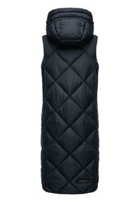 Marinblå, kviltad ärmlös puffer väst med hög, vadderad krage och slät textur; diamantmönster och varumärkesetikett längst ner.