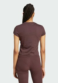 adidas Originals ESS SLIM - Basic T-shirt - shadow brown
