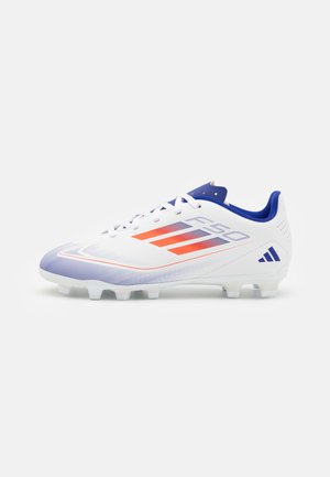 Scarpa da calcio bianca con accenti blu, dotata di una parte superiore testurizzata, strisce arancioni e un suola preformata con più tacchetti per una migliore trazione.