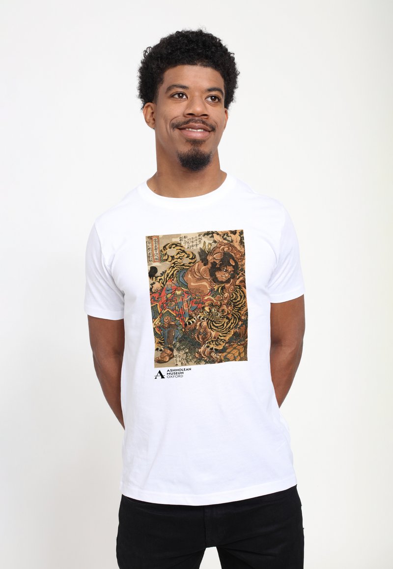 Hvid bomulds t-shirt med et klart grafisk tryk af en historisk scene med tigre, indviklede mønstre og tekst fra Ashmolean Museum.