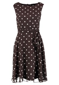 Ruskea hihaton mekko, jossa valkoiset pilkut, istuva vyötärö ja solmittava yksityiskohta. Väljä kangas ja liehukehelmainen hame polvenpituiseen helmaan.
